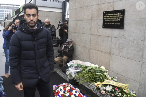 Michaël Dias (fils de la victime Manuel Dias) lors de l'hommage aux victimes des attentats du 13 novembre 2015 devant le Stade de France à Saint-Denis, le 13 novembre 2016.