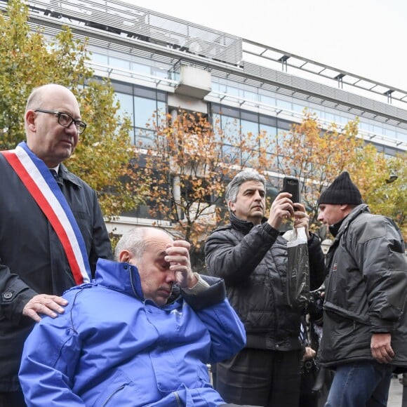 Didier Paillard, maire de Saint-Denis lors de l'hommage aux victimes des attentats du 13 novembre 2015 devant le Stade de France à Saint-Denis, le 13 novembre 2016.