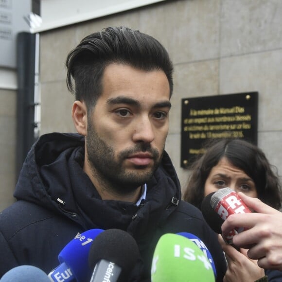 Michaël Dias (fils de la victime Manuel Dias) lors de l'hommage aux victimes des attentats du 13 novembre 2015 devant le Stade de France à Saint-Denis, le 13 novembre 2016.