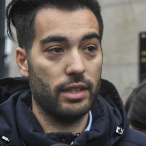 Michaël Dias (fils de la victime Manuel Dias) lors de l'hommage aux victimes des attentats du 13 novembre 2015 devant le Stade de France à Saint-Denis, le 13 novembre 2016. Une plaque en hommage à la victime Manuel Dias a été dévoilée.