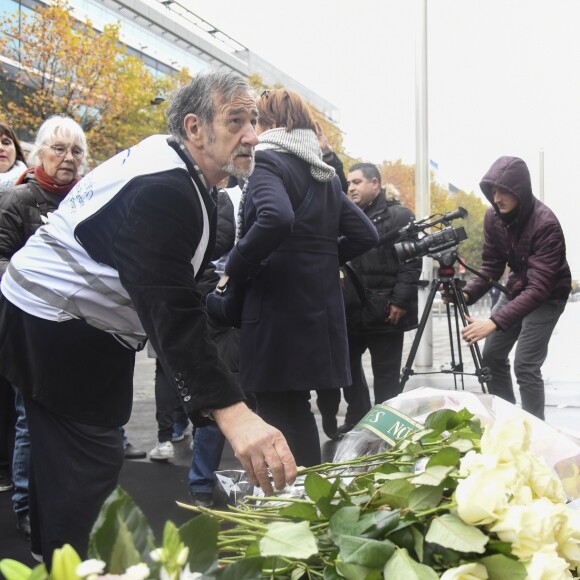 Illustration lors de l'hommage aux victimes des attentats du 13 novembre 2015 devant le Stade de France à Saint-Denis, le 13 novembre 2016. Une plaque en hommage à la victime Manuel Dias a été dévoilée.