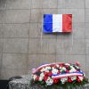 Illustration plaque lors de l'hommage aux victimes des attentats du 13 novembre 2015 devant le Stade de France à Saint-Denis, le 13 novembre 2016. Une plaque en hommage à la victime Manuel Dias a été dévoilée.