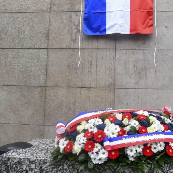 Illustration plaque lors de l'hommage aux victimes des attentats du 13 novembre 2015 devant le Stade de France à Saint-Denis, le 13 novembre 2016. Une plaque en hommage à la victime Manuel Dias a été dévoilée.