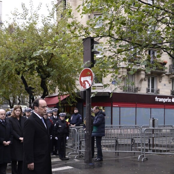 François Hollande et Anne Hidalgo lors de l'hommage à La Bonne Bière, Paris, le 13 novembre 2016.