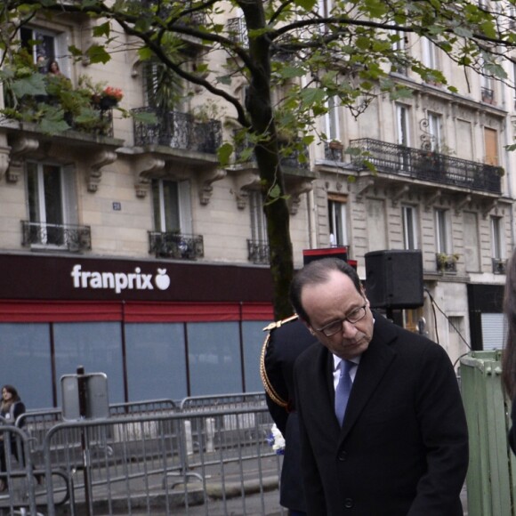 François Hollande, Anne Hidalgo, lors de l'hommage à La Bonne Bière, Paris, le 13 novembre 2016.