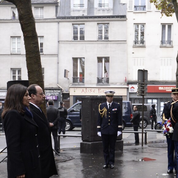 François Hollande et Anne Hidalgo lors de l'hommage à La Belle Equipe, Paris, le 13 novembre 2016.