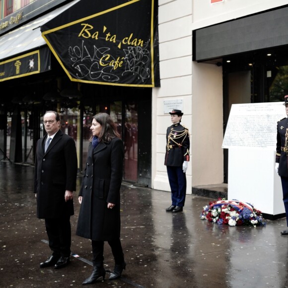 François Hollande et Anne Hidalgo lors de la cérémonie d'hommages au Bataclan, Paris, le 13 novembre 2016.