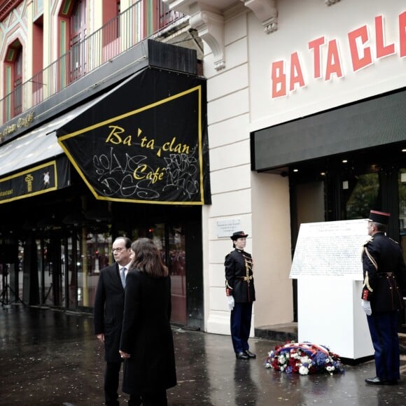 François Hollande et Anne Hidalgo lors de la cérémonie d'hommages au Bataclan, Paris, le 13 novembre 2016.