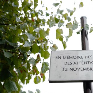 Une plaque au Comptoir Voltaire dévoilée le 13 novembre 2016