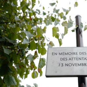 Une plaque au Comptoir Voltaire dévoilée le 13 novembre 2016