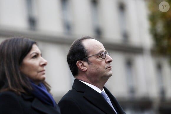 François Hollande et Anne Hidalgo devant Le Petit Cambodge et Le Carillon, Paris, le 13 novembre 2016.