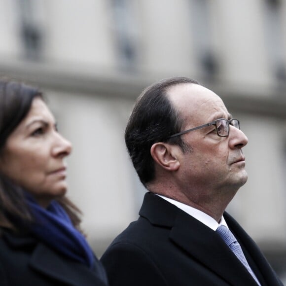 François Hollande et Anne Hidalgo devant Le Petit Cambodge et Le Carillon, Paris, le 13 novembre 2016.