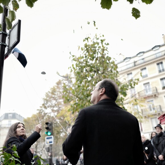 Francois Hollande dévoile une plaque au Comptoir Voltaire à Paris le 13 novembre 2016.