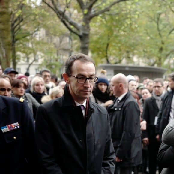 Francois Hollande dévoile une plaque au Comptoir Voltaire à Paris le 13 novembre 2016.