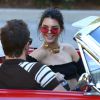 Kendall Jenner tourne une émission à bord d'une Ford Mustang Rouge à Los Angeles le 10 novembre 2016