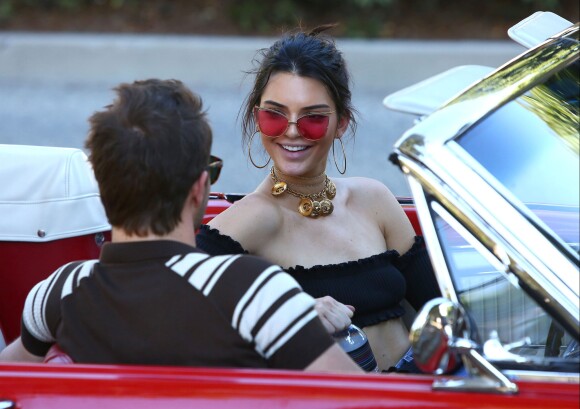 Kendall Jenner tourne une émission à bord d'une Ford Mustang Rouge à Los Angeles le 10 novembre 2016