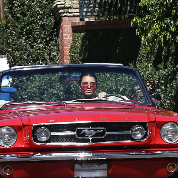 Kendall Jenner se promène à Los Angeles au volant d'une magnifique Ford Mustang rouge le 10 novembre 2016