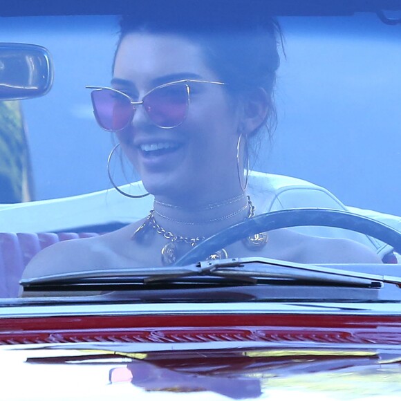 Kendall Jenner tourne une émission à bord d'une Ford Mustang Rouge à Los Angeles le 10 novembre 2016