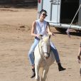 Exclusif - Prix spécial - Caitlyn Jenner (Bruce Jenner) et sa fille Kendall Jenner sont allées faire de l'équitation sur le tournage de leur émission "Keeping Up with the Kardashians" à Santa Clarita, le 23 octobre 2016