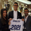 Cristiano Ronaldo prolonge son contrat avec le Real Madrid jusqu'en 2021.