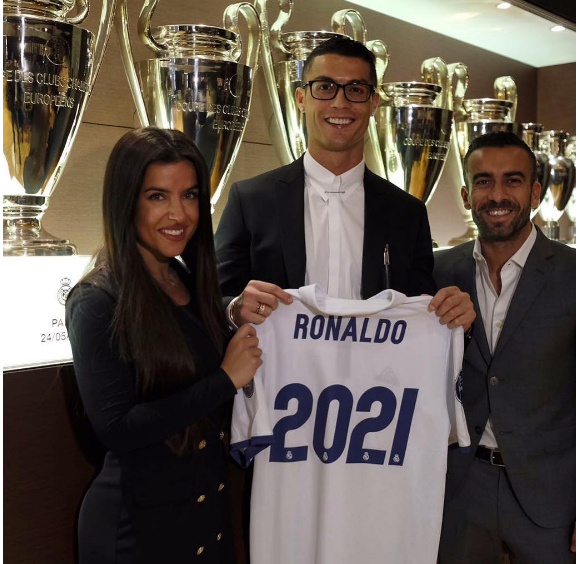 Cristiano Ronaldo prolonge son contrat avec le Real Madrid jusqu'en 2021.