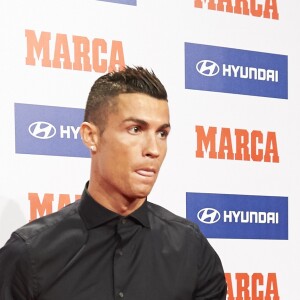 Cristiano Ronaldo reçoit le prix 'Alfredo Di Stefano Award' au Florida Park à Madrid, le 7 novembre 2016.