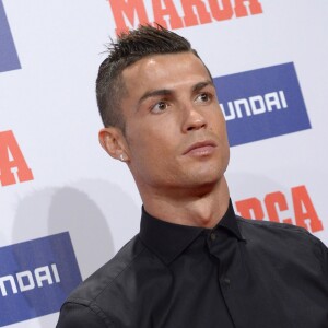 Cristiano Ronaldo reçoit le prix 'Alfredo Di Stefano Award' au Florida Park à Madrid, le 7 novembre 2016.