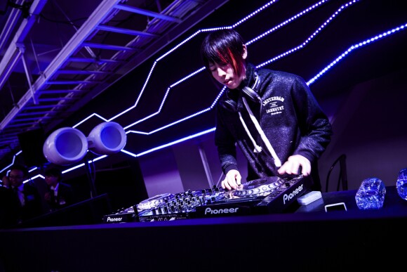 Un DJ à l'oeuvre lors de l'événement Ghost In The Shell à Tokyo, le 13 novembre 2016