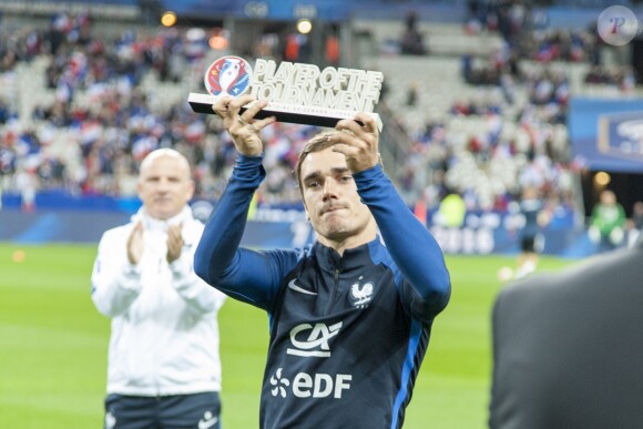 Le trophée "Player of the Tournament" décerné Antoine Griezmann lors du match de qualification pour la Coupe du Monde 2018, "France-Bulgarie" au Stade de France à Saint-Denis, le 7 octobre 2016.