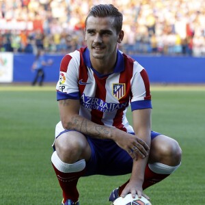 L'attaquant de l'équipe de France de football, Antoine Griezmann signe dans le club de l'Atletico Madrid en Espagne le 21 juillet 2014.