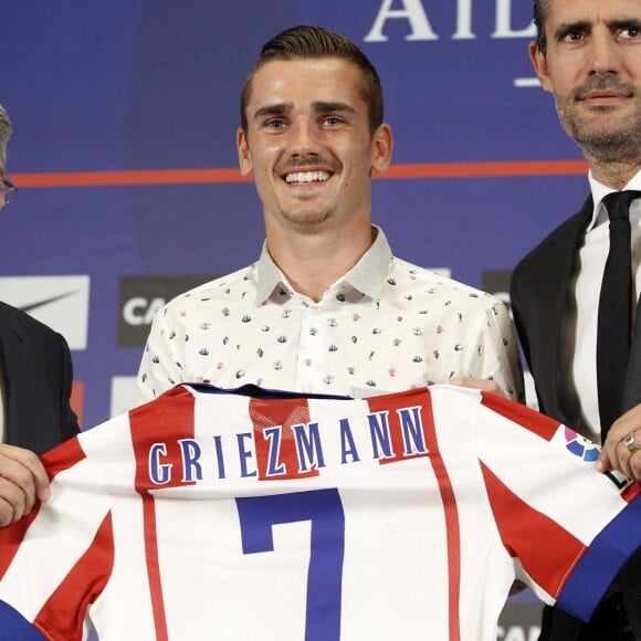 L'attaquant de l'équipe de France de football, Antoine Griezmann signe dans le club de l'Atletico Madrid en Espagne le 21 juillet 2014.