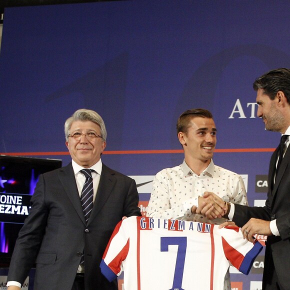 L'attaquant de l'équipe de France de football, Antoine Griezmann signe dans le club de l'Atletico Madrid en Espagne le 21 juillet 2014.