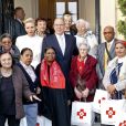 Le prince Albert II de Monaco et la princesse Charlene ont remis le 17 novembre 2016 des colis de la Croix Rouge monégasques aux personnes défavorisées et à des réfugiés du Moyen-Orient, dans les locaux de l'organisme. © Jean-Charles Vinaj / Pool Monaco / Bestimage