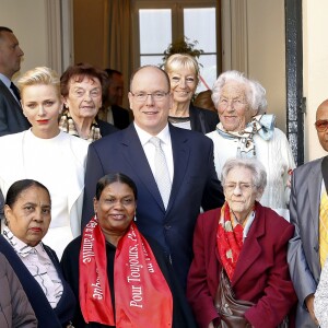 Le prince Albert II de Monaco et la princesse Charlene ont remis le 17 novembre 2016 des colis de la Croix Rouge monégasques aux personnes défavorisées et à des réfugiés du Moyen-Orient, dans les locaux de l'organisme. © Jean-Charles Vinaj / Pool Monaco / Bestimage