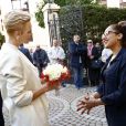 Le prince Albert II de Monaco et la princesse Charlene ont remis le 17 novembre 2016 des colis de la Croix Rouge monégasques aux personnes défavorisées et à des réfugiés du Moyen-Orient, dans les locaux de l'organisme. © Jean-Charles Vinaj / Pool Monaco / Bestimage