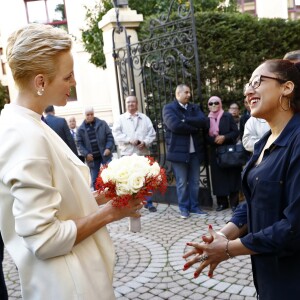 Le prince Albert II de Monaco et la princesse Charlene ont remis le 17 novembre 2016 des colis de la Croix Rouge monégasques aux personnes défavorisées et à des réfugiés du Moyen-Orient, dans les locaux de l'organisme. © Jean-Charles Vinaj / Pool Monaco / Bestimage