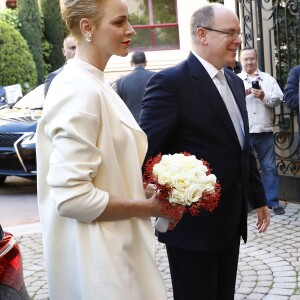 Le prince Albert II de Monaco et la princesse Charlene ont remis le 17 novembre 2016 des colis de la Croix Rouge monégasques aux personnes défavorisées et à des réfugiés du Moyen-Orient, dans les locaux de l'organisme. © Jean-Charles Vinaj / Pool Monaco / Bestimage