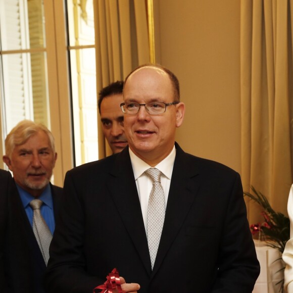 Le prince Albert II de Monaco et la princesse Charlene ont remis le 17 novembre 2016 des colis de la Croix Rouge monégasques aux personnes défavorisées et à des réfugiés du Moyen-Orient, dans les locaux de l'organisme. © Jean-Charles Vinaj / Pool Monaco / Bestimage