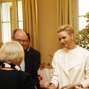 Le prince Albert II de Monaco et la princesse Charlene ont remis le 17 novembre 2016 des colis de la Croix Rouge monégasques aux personnes défavorisées et à des réfugiés du Moyen-Orient, dans les locaux de l'organisme. © Jean-Charles Vinaj / Pool Monaco / Bestimage