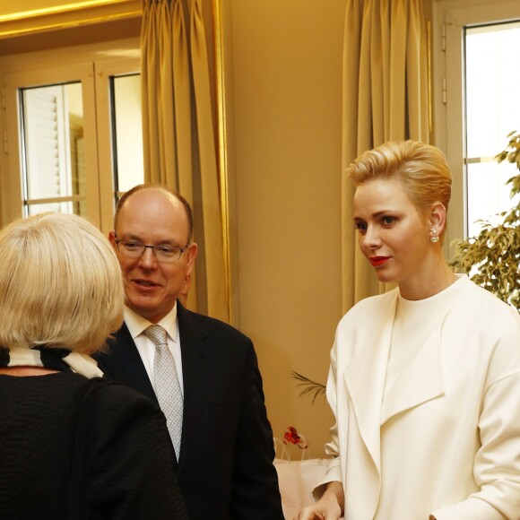 Le prince Albert II de Monaco et la princesse Charlene ont remis le 17 novembre 2016 des colis de la Croix Rouge monégasques aux personnes défavorisées et à des réfugiés du Moyen-Orient, dans les locaux de l'organisme. © Jean-Charles Vinaj / Pool Monaco / Bestimage