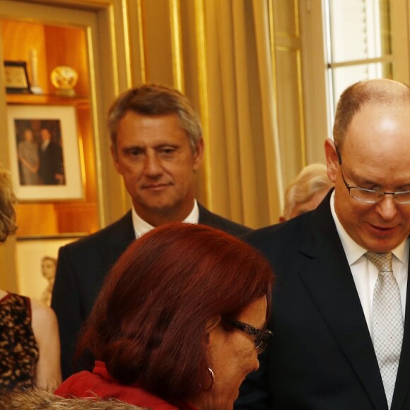 Le prince Albert II de Monaco et la princesse Charlene ont remis le 17 novembre 2016 des colis de la Croix Rouge monégasques aux personnes défavorisées et à des réfugiés du Moyen-Orient, dans les locaux de l'organisme. © Jean-Charles Vinaj / Pool Monaco / Bestimage