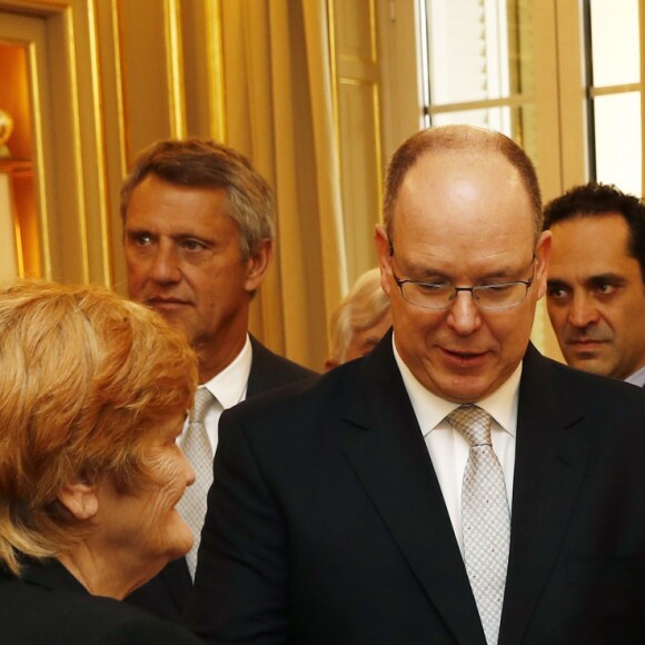 Le prince Albert II de Monaco et la princesse Charlene ont remis le 17 novembre 2016 des colis de la Croix Rouge monégasques aux personnes défavorisées et à des réfugiés du Moyen-Orient, dans les locaux de l'organisme. © Jean-Charles Vinaj / Pool Monaco / Bestimage