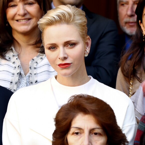 Le prince Albert II de Monaco et la princesse Charlene ont remis le 17 novembre 2016 des colis de la Croix Rouge monégasques aux personnes défavorisées et à des réfugiés du Moyen-Orient, dans les locaux de l'organisme. © Jean-Charles Vinaj / Pool Monaco / Bestimage