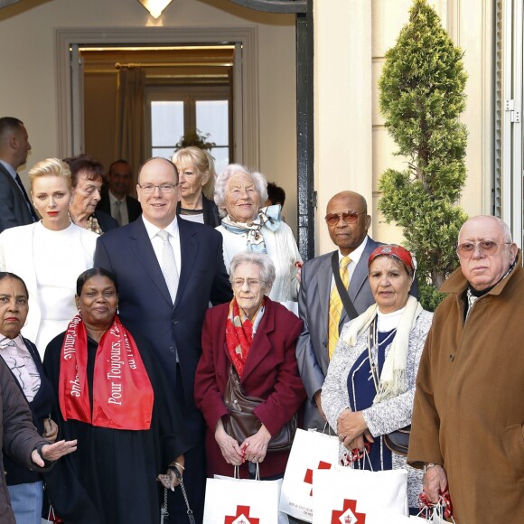 Le prince Albert II de Monaco et la princesse Charlene ont remis le 17 novembre 2016 des colis de la Croix Rouge monégasques aux personnes défavorisées et à des réfugiés du Moyen-Orient, dans les locaux de l'organisme. © Jean-Charles Vinaj / Pool Monaco / Bestimage