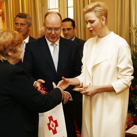 Le prince Albert II de Monaco et la princesse Charlene ont remis le 17 novembre 2016 des colis de la Croix Rouge monégasques aux personnes défavorisées et à des réfugiés du Moyen-Orient, dans les locaux de l'organisme. © Jean-Charles Vinaj / Pool Monaco / Bestimage