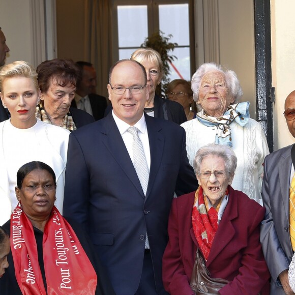 Le prince Albert II de Monaco et la princesse Charlene ont remis le 17 novembre 2016 des colis de la Croix Rouge monégasques aux personnes défavorisées et à des réfugiés du Moyen-Orient, dans les locaux de l'organisme. © Jean-Charles Vinaj / Pool Monaco / Bestimage