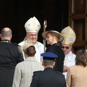 Le prince Albert II de Monaco et sa femme la princesse Charlène de Monaco arrivent avec la famille princière, accueillis par Monseigneur Bernard Barsi, à la cathédrale pour une messe solennelle d'action de grâce et un Te Deum le jour de la Fête Nationale, le 19 novembre 2016. © Bruno Bebert/Dominique Jacovides/Bestimage