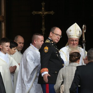 Le prince Albert II de Monaco et sa femme la princesse Charlène de Monaco arrivent avec la famille princière, accueillis par Monseigneur Bernard Barsi, à la cathédrale pour une messe solennelle d'action de grâce et un Te Deum le jour de la Fête Nationale, le 19 novembre 2016. © Bruno Bebert/Dominique Jacovides/Bestimage