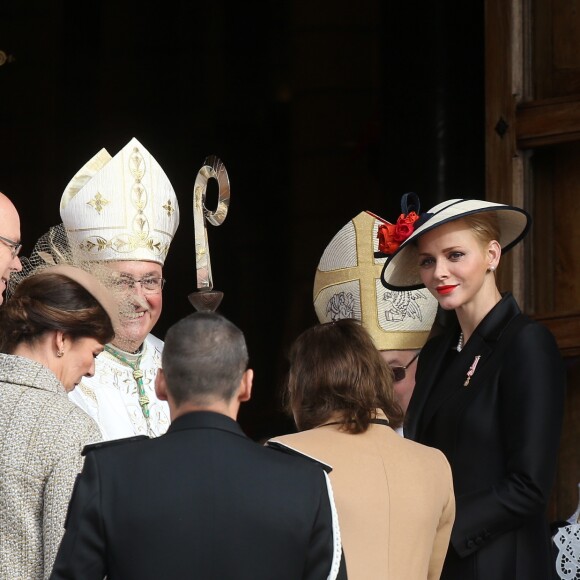 Le prince Albert II de Monaco et sa femme la princesse Charlène de Monaco arrivent avec la famille princière, accueillis par Monseigneur Bernard Barsi, à la cathédrale pour une messe solennelle d'action de grâce et un Te Deum le jour de la Fête Nationale, le 19 novembre 2016. © Bruno Bebert/Dominique Jacovides/Bestimage