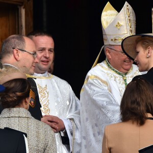 Le prince Albert II de Monaco et sa femme la princesse Charlène de Monaco arrivent avec la famille princière, accueillis par Monseigneur Bernard Barsi, à la cathédrale pour une messe solennelle d'action de grâce et un Te Deum le jour de la Fête Nationale, le 19 novembre 2016. © Bruno Bebert/Dominique Jacovides/Bestimage